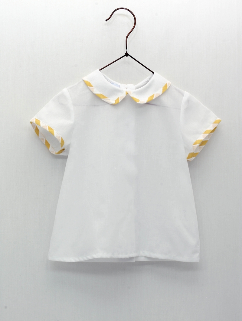 Camisa con cuello camisero y vivos de rayas