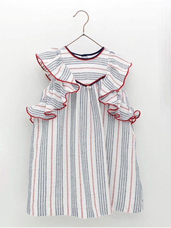 Vestido em tecido bambula multirayas com efeito puntadas e volantes em mangas
