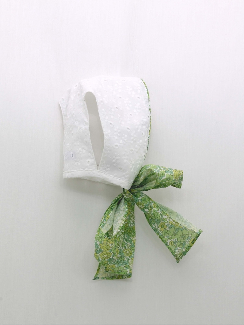 Embroidered fabric bonnet