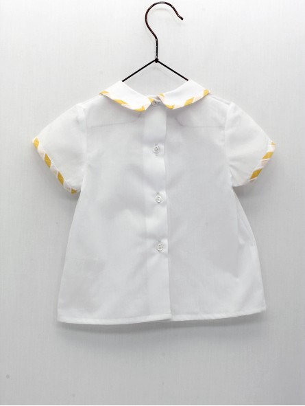 Camisa con cuello camisero y vivos de rayas