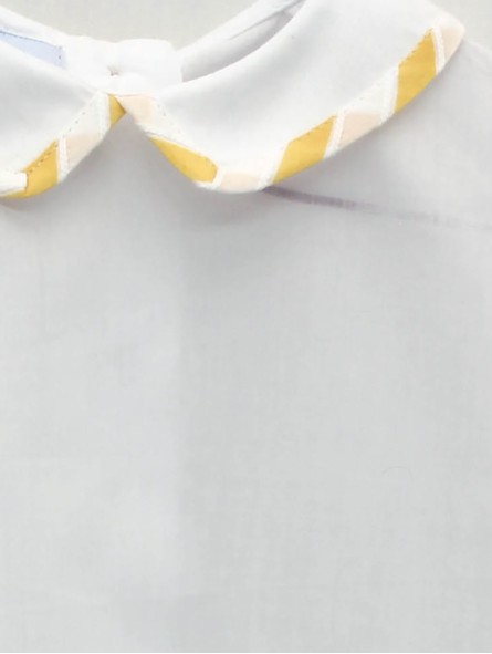 Camisa con cuello camisero y vivos de rayas