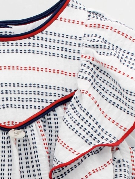 Vestido en tejido bambula multirayas con efecto puntadas y volantes en mangas