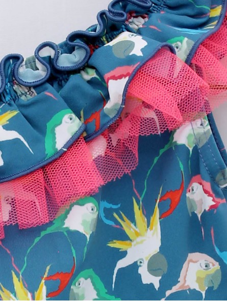 Bañador entero con escote asimétrico estampado loros y detalles en tul fluor