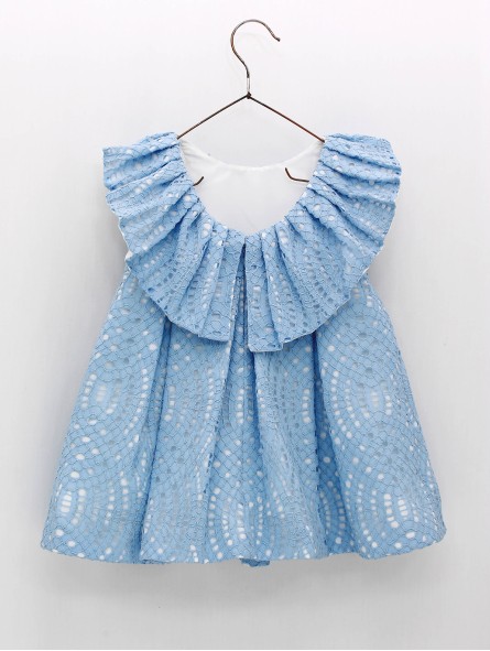 VESTIDO EN TEJIDO ENCAJE CON VOLUMEN ESPALDA ABIERTA CON VOLANTE CC. ANTONIETA
