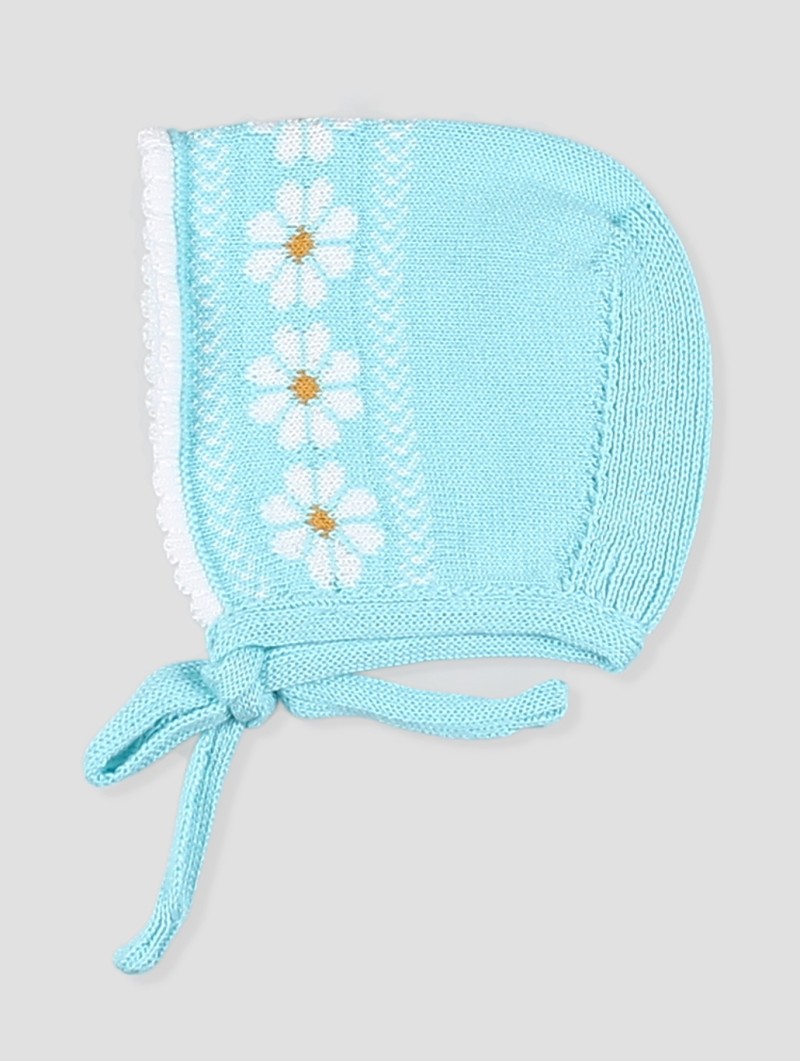 Baby bonnet with daisies